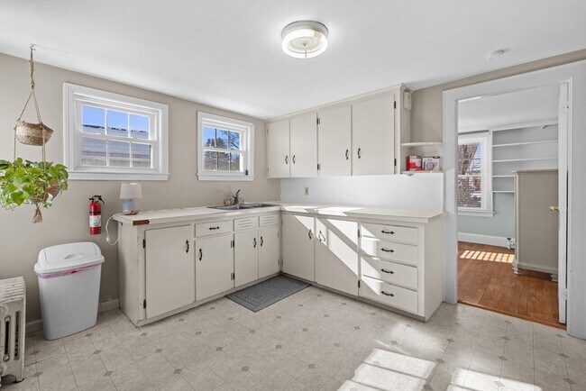 Building Photo - 33 Seagrave St