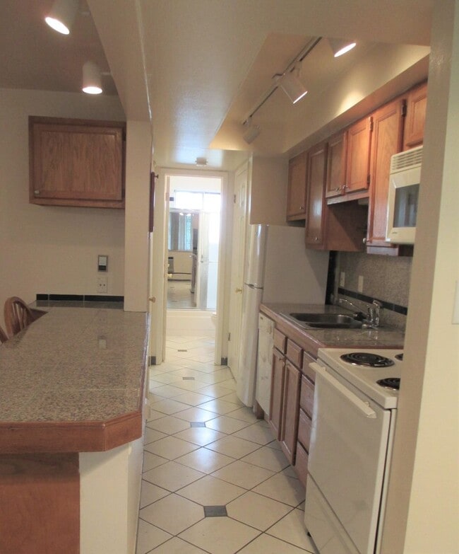 Building Photo - TOP FLOOR South Boulder 1 BD AVAILABLE NOW...