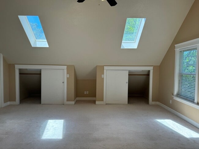 Building Photo - Beautiful large house in the South Hills!  $1,000 OFF YOUR FIRST MONTH'S RENT!