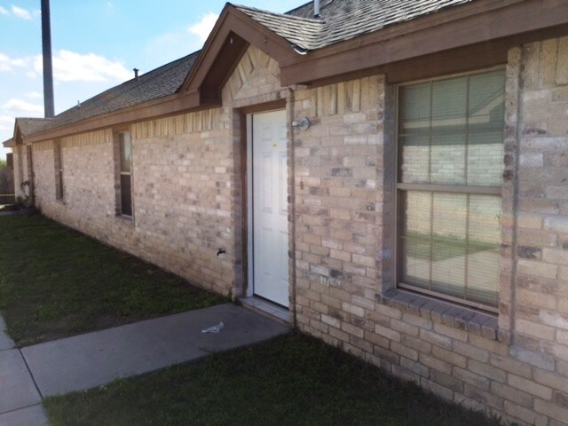 Building Photo - 1606 E Quail St