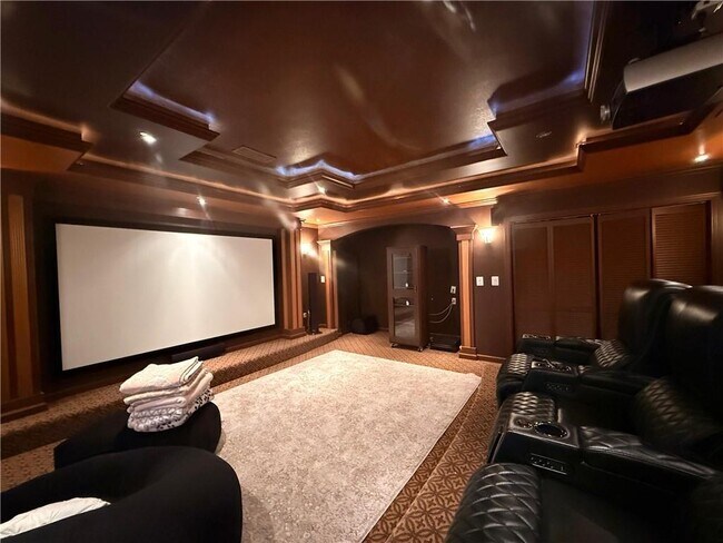 Building Photo - 1880 Manor View