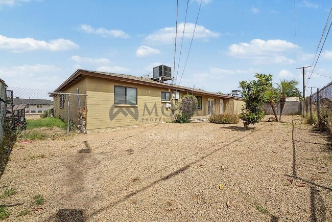 Building Photo - 1531 W 7th St