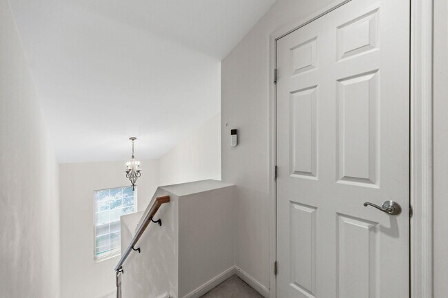 Building Photo - 323 Skyview Ct