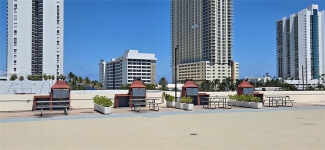 Building Photo - 16919 N Bay Rd