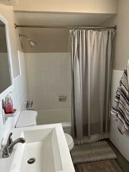 Building Photo - 6213 Nagel Ave