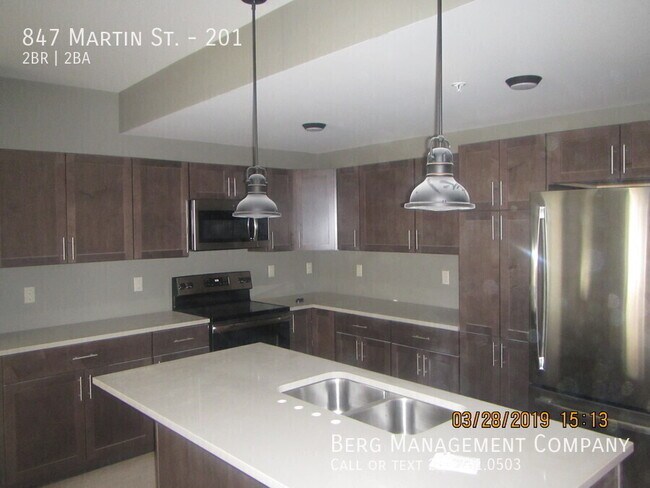 Building Photo - 847 Martin St