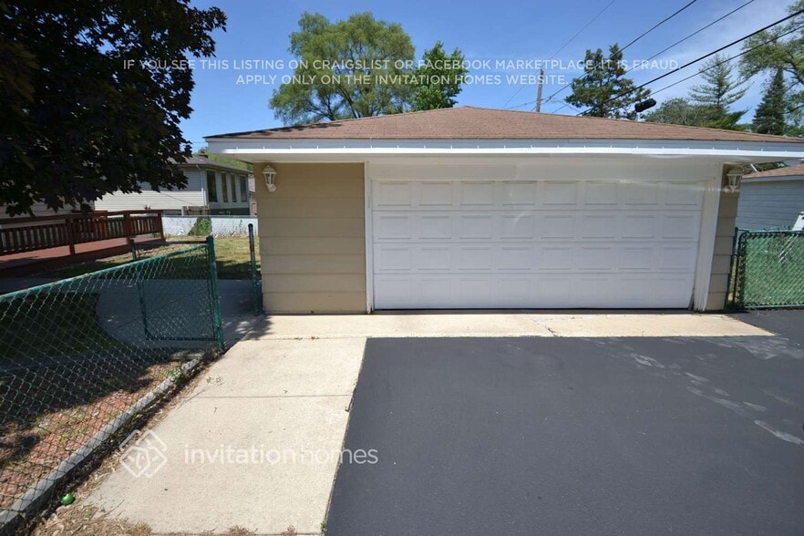Building Photo - 611 N Biermann Ave