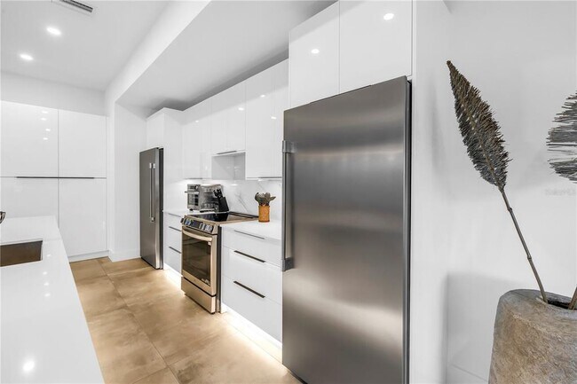 Building Photo - 2065 Goldenrod St