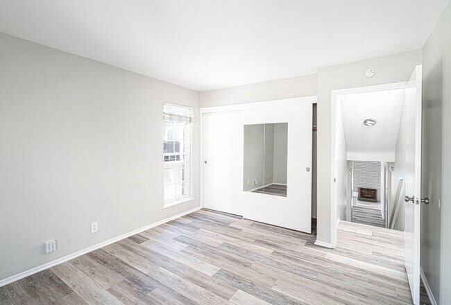 Building Photo - 314 E Bay Ave