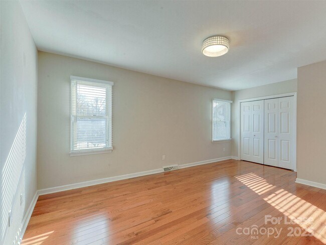 Building Photo - 527 Hawthorne Ln