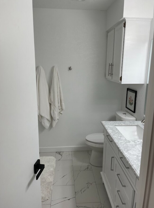 Building Photo - For Rent: Beautifully Remodeled 2 Bed, 2 B...