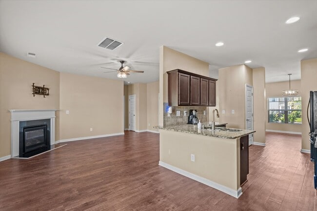 Building Photo - Great 5 Bedroom Home in Evans