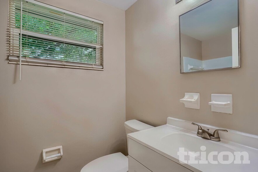 Building Photo - 5024 S 85th St