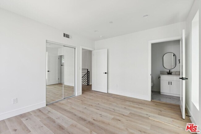 Building Photo - 2113 Holly Dr