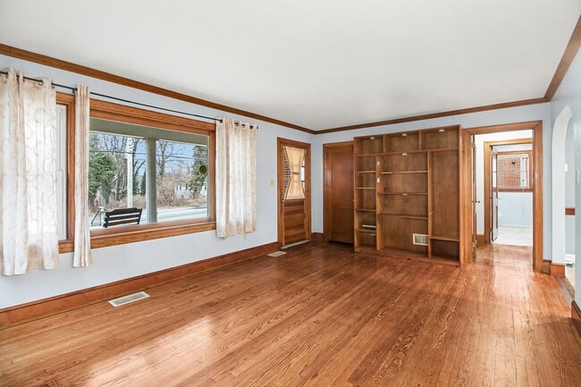 Building Photo - House For Rent