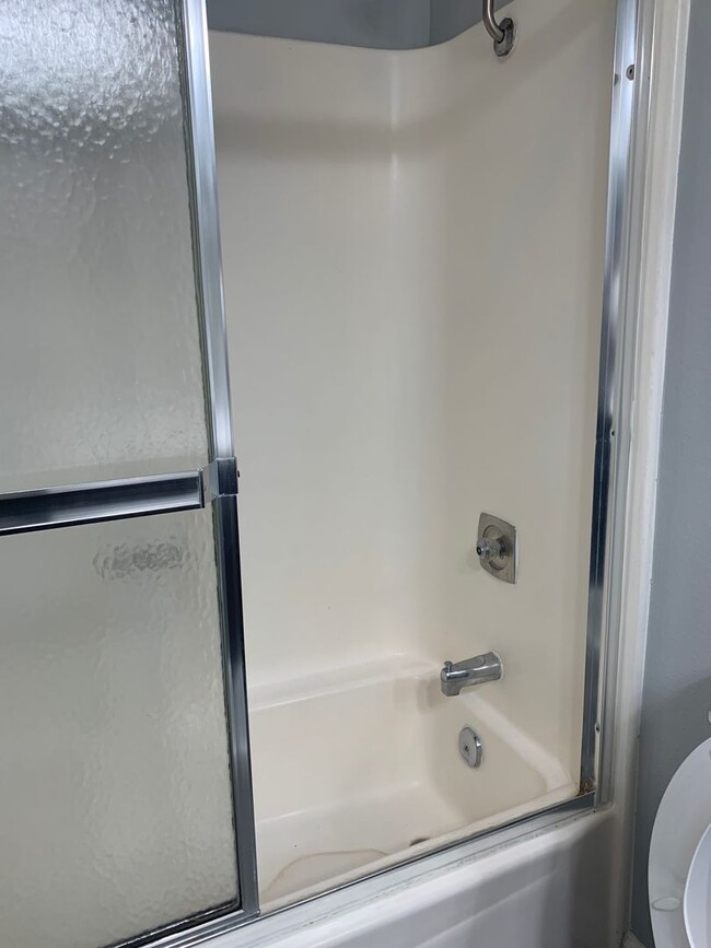 Building Photo - $2,500 - 2 Bed / 2 Bath Condo in East Clai...