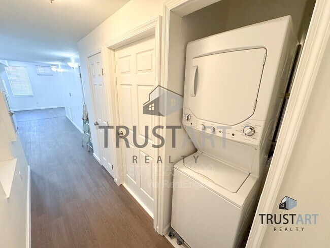 Building Photo - 910 N 41st St
