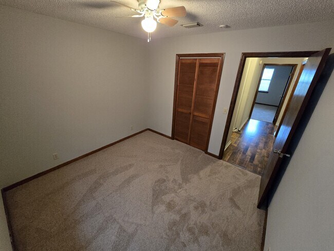 Building Photo - 425 Sunnyside Dr