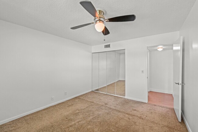 Building Photo - 9911 Sandalfoot Blvd