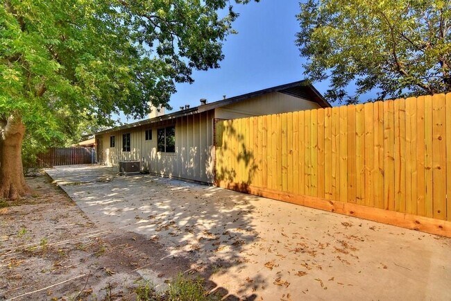 Building Photo - 9415 Quail Meadow Dr