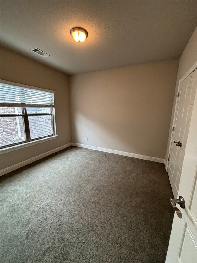 Building Photo - 4612 SW Birmingham St