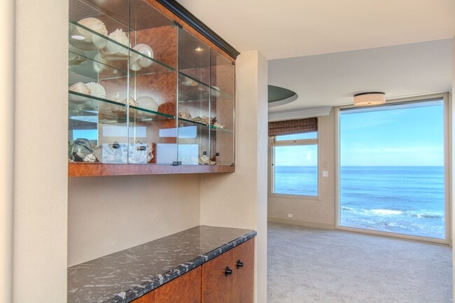 Building Photo - Extraordinary 5-Bed / 5-Bath Oceanfront Pr...