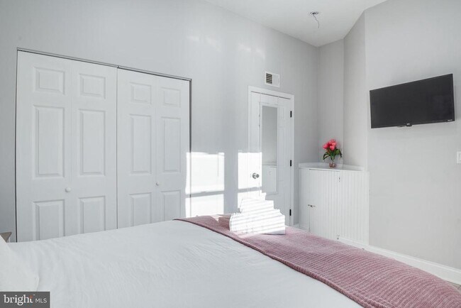 Building Photo - 1255 Raum St NE