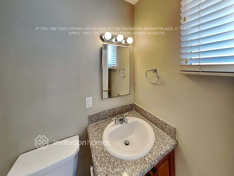 Building Photo - 5318 W Windsor Ave