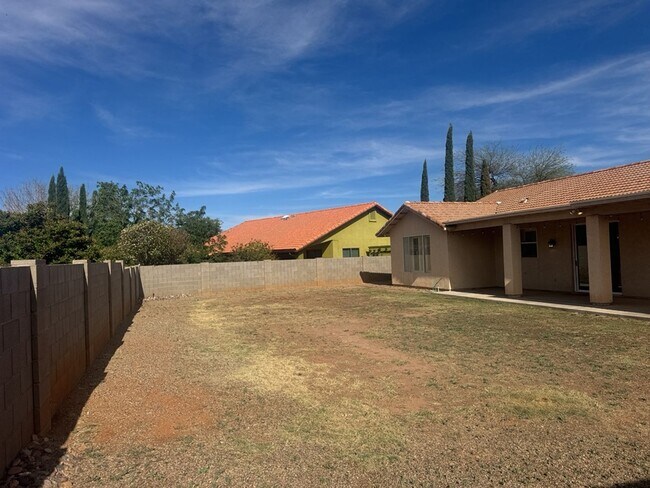 Building Photo - Beautiful 4 bedroom home in the neighborhood of Canyon De Flores!