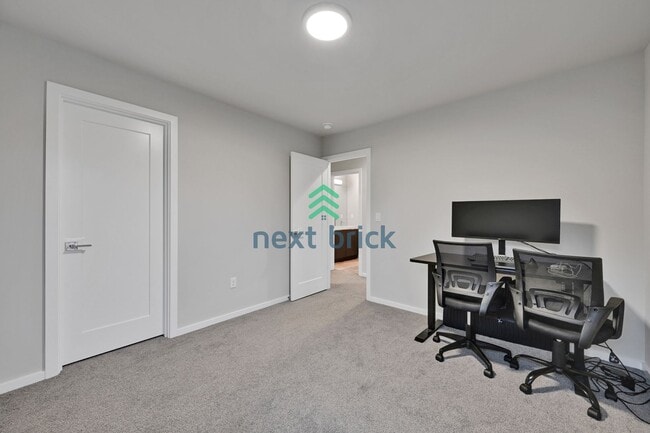 Building Photo - 4 BED & 2.5 SINGLE FAMILY HOUSE FOR RENT