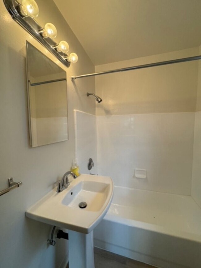 Building Photo - Oliver Ave | Relaxed Coastal Apartments in Pacific Beach – Easy Living Just Blocks from the Ocean!