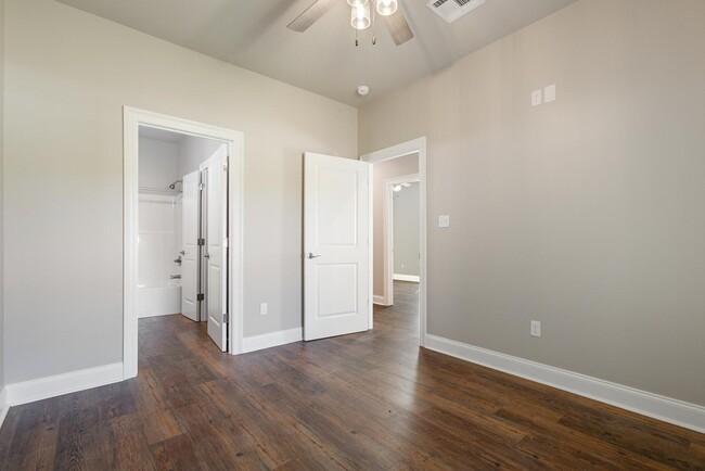 Building Photo - 518 Main St