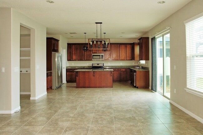 Building Photo - Beautiful 4 bed 3 bath w/loft, 2 story hom...