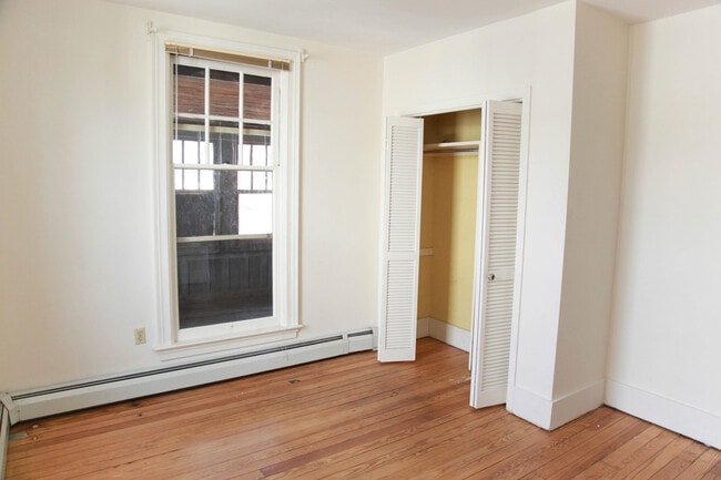 Building Photo - Large 3 Bedroom + Bonus Room with Laundry ...