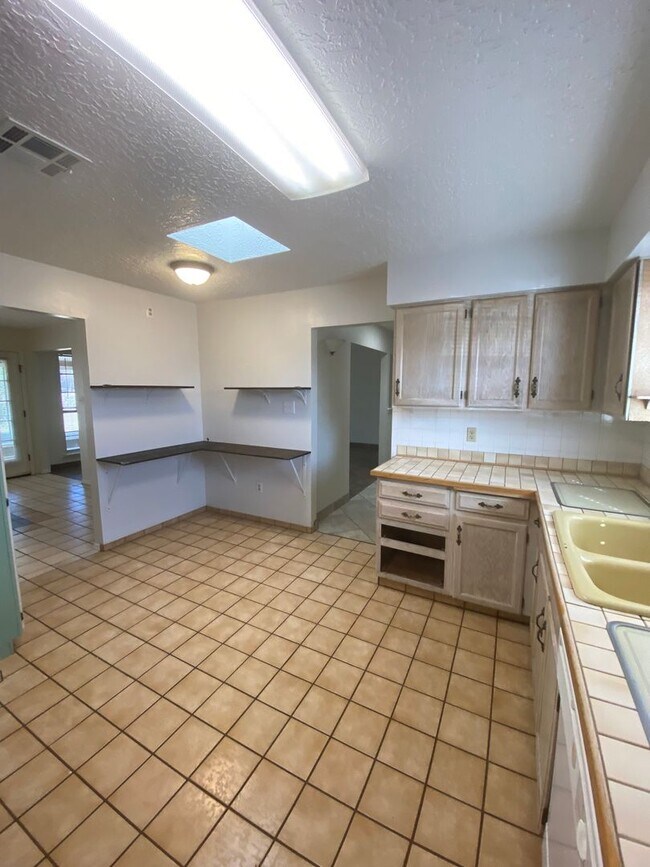 Building Photo - 675 Frank Maes Ave