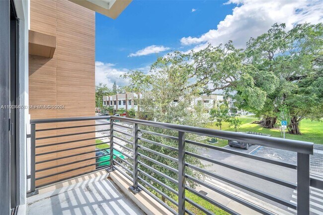 Building Photo - 4181 N Oak Pl