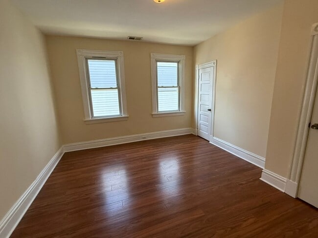 Building Photo - Spacious 3BR / 2BA apartment with ensuite bath and in-unit laundry