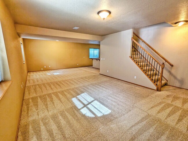 Building Photo - Gorgeous 5b 3b Single Family Home w/ a View