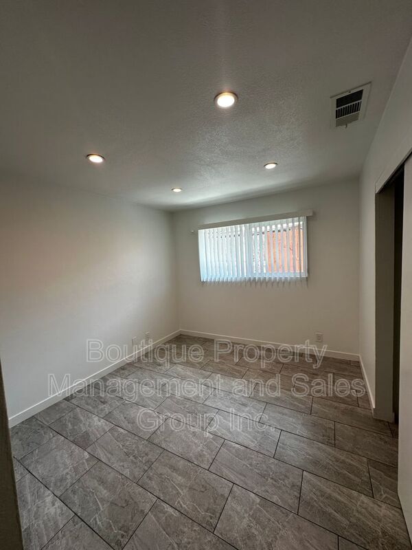 Building Photo - 301 N Tustin Ave