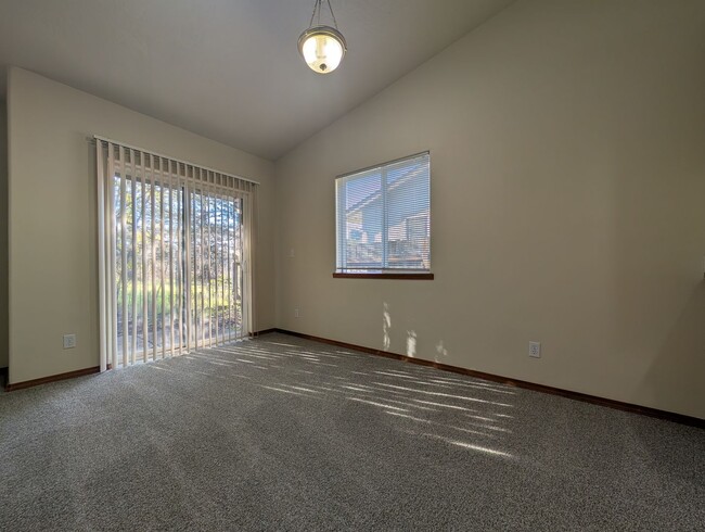 Building Photo - Spacious 2-Bedroom, 2-Bath Duplex In The River Rd Area!