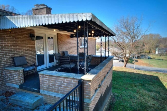 Building Photo - 201 Springdale Rd