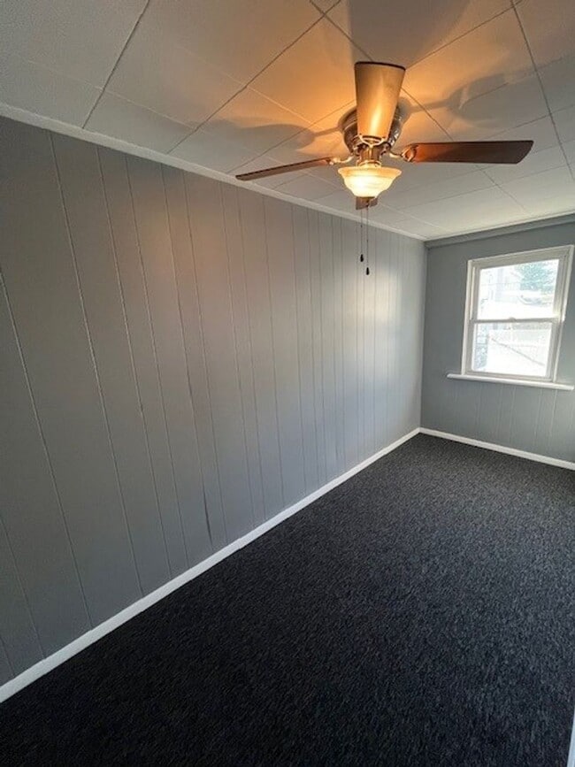 Building Photo - 3 bedroom 1 bathroom