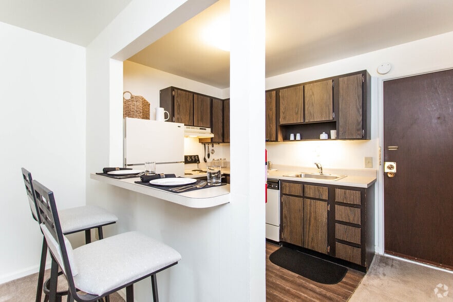 1BR, 1BA - 600 SF - Colony Club Apartments