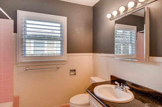 Building Photo - Charming 2 BR / 1 Bath in highly desirable Terrell Heights of San Antonio!