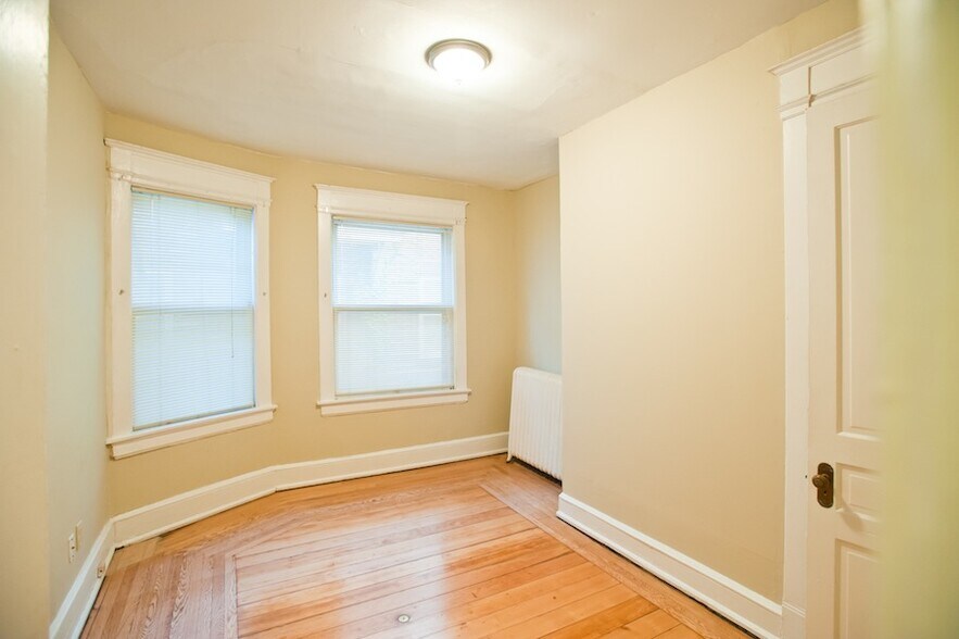 Building Photo - 2216 E Ivanhoe Pl
