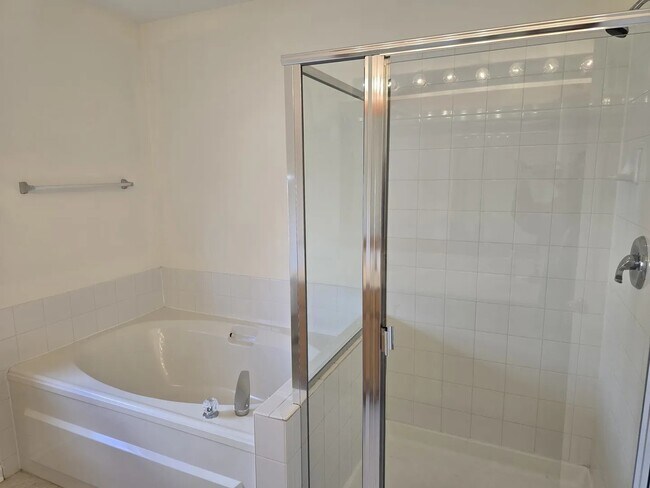 Building Photo - 211 Valley View Dr