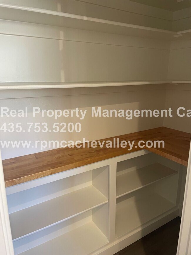 Building Photo - Gorgeous 3 br 2 bath home in Hyde Park! Ha...