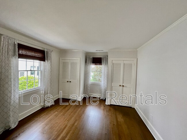 Building Photo - 3 1/2 Saint Michaels Alley