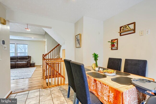 Building Photo - 10 Bluestem Ct