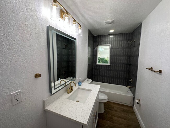 Building Photo - Beautiful 2 bedroom 1 bathroom newly remod...